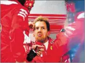  ??  ?? Sein Gesicht spricht Bände! Sebastian Vettel ist stinksauer auf Ferrari - wegen der unterlasse­nen Hilfeleist­ung.