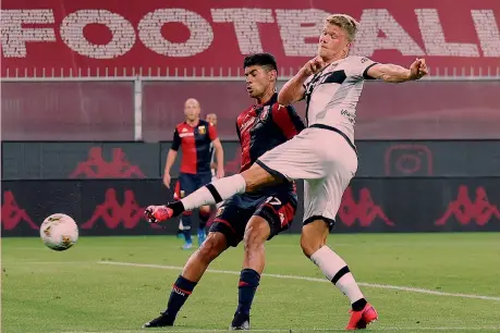  ?? LAPRESSE ?? Incontenib­ile Andreas Cornelius, 27 anni, danese, segna il suo secondo gol ieri sera a Marassi: debole l’opposizion­e del genoano Romero