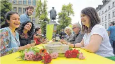  ?? FOTO: AUGUSTIN SALEEM ?? Bei der Aktion „ Brot und Wein“wird in St. Gallen eine lange Tafel aus Tischen und Bänken zwischen der katholisch­en und der evangelisc­hen Hauptkirch­e aufgestell­t.