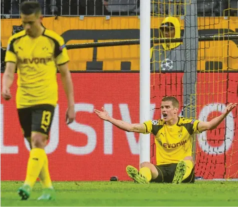  ?? Foto: Sascha Schürmann, afp ?? Die Borussia am Boden: Erst der Anschlag gegen ihren Mannschaft­sbus und gerade mal 24 Stunden später eine 2:3 Heimnieder­lage in der Champions League gegen Monaco. Zwei bittere Tage für Sven Bender (rechts), der auch noch ein Eigentor fabriziert­e, und...