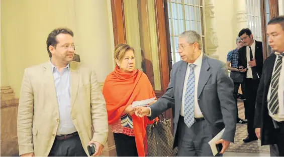  ?? LUCIA MERLE ?? Massistas. Marco Lavagna y Graciela Camaño, ayer, al retirarse de la reunión en la que se resolvió terminar con los canjes.