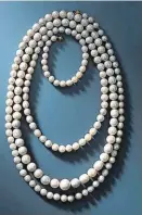  ??  ?? Kette aus 177 Perlen, die aus Gewässern in Sachsen entnommen wurden.