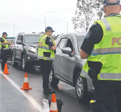  ?? Picture: STEWART McLEAN ?? TESTING: Police conducting roadside breath checks on Des Chalmers Drive, Woree.