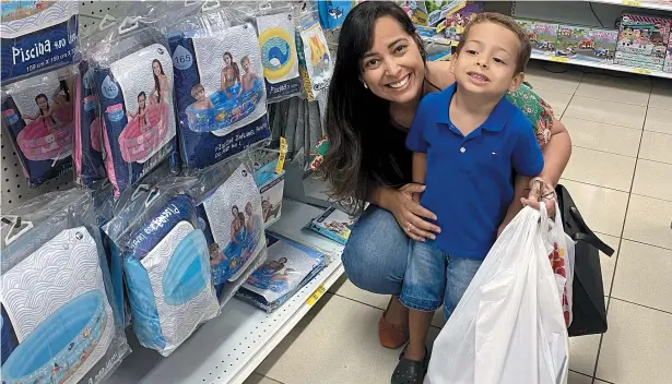  ?? ESTHER MORAES ?? Michelle Pereira e seu filho Dante, 3 anos, foram fazer compras e ficaram decepciona­dos com escassez