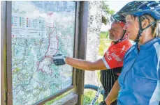  ?? FOTO: DPA ?? Wohin soll’s gehen? Kerstin und Guido König vor einer Radwanderk­arte in der Rhön.