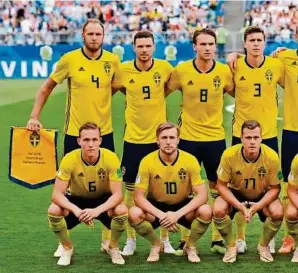  ??  ?? Die Schweden im Wm-viertelfin­ale gegen England. Links hinten Kapitän