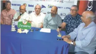  ?? FUENTE EXTERNA ?? Darwin Santos, director del Clásico de Haina 2018, durante la rueda de prensa celebrada en Lincoln Road. Le acompañan José Luis Núñez, comodoro del Náutico Santo Domingo, Antonio Handal, comodoro del Náutico de Haina, William Escobar, Pedro Aguirre y...