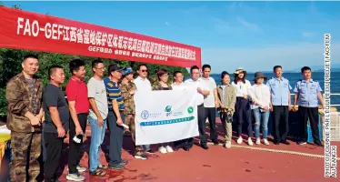  ??  ?? Une cérémonie de remise en liberté et de suivi des hydropotes (ou cerfs d’eau) a lieu à l’été 2020 dans la province du Jiangxi.