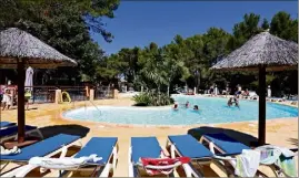  ?? (Photo archives Var-matin) ?? Entre emploi d’un surveillan­t de baignade et atout pour attirer des visiteurs, l’ouverture des piscines n’a jamais autant été attendue.