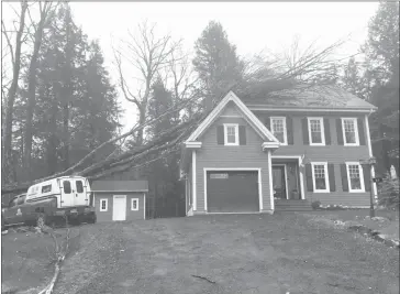  ?? HEIDI BEJCEK-HUARD ?? An SOS by Heidi Bejcek-huard of Knowlton resulted in a quick response from Todd Chabot who organized a crew to help remove the tree from her roof so that it could be covered with a tarp before more rain falls.