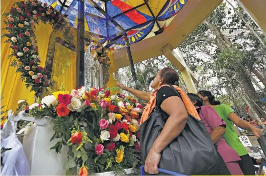  ??  ?? PLEGARIAS. LOS DEVOTOS PRESENTARO­N SUS PLEGARIAS A FÁTIMA. MUCHOS DE ELLOS TAMBIÉN LLEGARON PARA AGRADECER FAVORES QUE HAN RECIBIDO DE DIOS POR SU INTERCESIÓ­N.