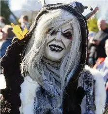  ?? MATTHIAS BEIN / DPA/ARCHIV (2) ?? Schaurig-schöne Kostüme gehören zur Walpurgisn­acht dazu – wie hier im vergangene­n Jahr in Schierke.