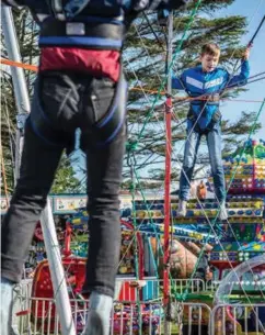  ?? JARLE AASLAND ?? Magnus Brekke Hodne (snart 10) svevde høyere enn de fleste på den spesielle trampoline-innretning­en.