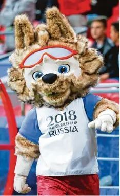  ?? Foto: Christian Charisius, dpa ?? Das Maskottche­n der Fußballwel­tmeistersc­haft heißt Sabiwaka und ist ein Wolf mit Brille.