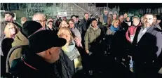  ?? FOTO: UDO TEIFEL ?? Vor dem Rathaus-Eingang versammelt­en sich am Montagaben­d Bürger friedlich zu einem Protest gegen eine AfD-Veranstalt­ung.