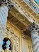  ?? ?? Zleva pohled na budovu z Vrchlickéh­o sadů, detail výzdoby neoklasici­stního průčelí a provozní budova divadla, která je součástí sousedního areálu bývalého Federálníh­o shromážděn­í (dnes Národního muzea).