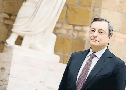  ?? GUGLIELMO MANGIAPANE / REUTERS ?? Draghi considera que comparar la pandèmia amb la guerra és inacceptab­le