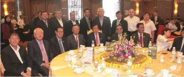  ??  ?? Abang Johari (fifth left) with the SCCI exco and prominent business leaders in Miri.