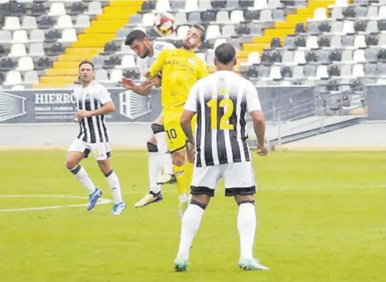  ?? JOTA GRANADO ?? Un lance del juego entre el Badajoz y el Navalcarne­ro, con Toni Jou y David Rodríguez disputando el balón.