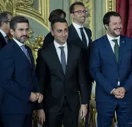  ??  ?? Al governo Fraccaro, a sinistra, con Di Maio e Salvini