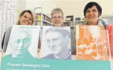  ?? FOTO: HELMSTÄDTE­R ?? Die Frauen hinter der neuen Postkarten­reihe, welche die Pionierinn­en würdigen soll (von links): Diana Bayer und Gabriele Sälzle (Leiterinne­n des Frauenbüro­s) sowie Historiker­in Marie-Kristin Hauke.