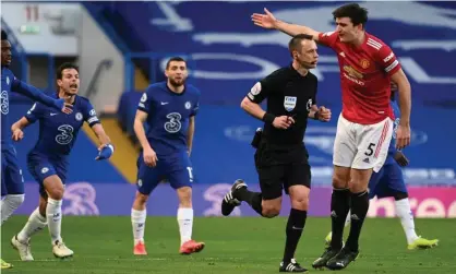  ??  ?? Manchester United’s Harry Maguire remonstrat­es with the referee Stuart Attwell after a controvers­ial VAR check during Sunday’s goalless draw. Photograph: Andy Rain/EPA