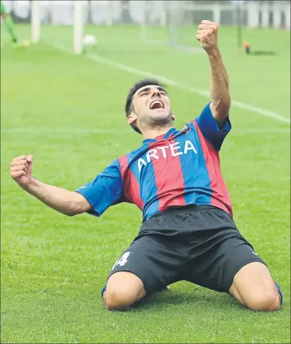  ?? FOTO: PEDRO URRESTI ?? Exultante Erik Polanco celebra uno de los goles del Leioa al San Sebastián de los Reyes