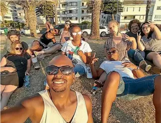  ?? ALICE FRANCESCA KATE ?? Francesca (top far right) celebratin­g Christmas with mates at Seapoint.