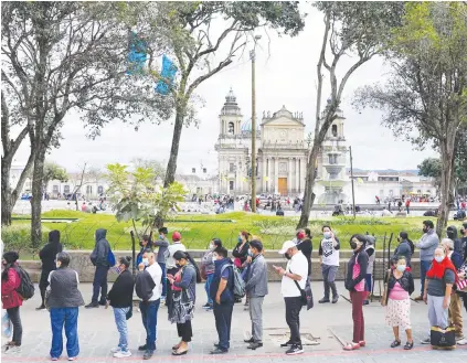  ?? AFP PHOTO ?? FALL IN LINE
People wait in line to receive a dose of the Sputnik V vaccine against Covid-19 at a vaccinatio­n center in Constituti­on Square in Guatemala City on Monday, Jan. 10, 2022. Authoritie­s of the Ministry of Health confirmed the presence of the Omicron variant at a time where daily cases are increasing.