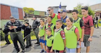  ?? RAFAEL PACHECO. ?? Moya salió muy saludado hasta por estos saprissist­as que recuerdan su paso por el Monstruo.