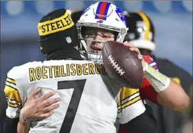  ??  ?? Ben Roethlisbe­rger congratula­tes quarterbac­k Josh Allen on the Bills’ win.