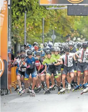  ??  ?? El pelotón de patinadore­s arranca la carrera en el Bosquecill­o de la Taconera.