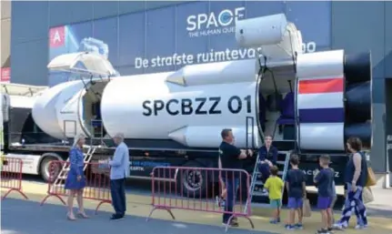  ?? FOTO PATRICK DE ROO ?? In de Spacebuzz ervaren bezoekers een ruimtereis dankzij Vr-brillen.