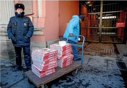  ?? AP ?? An employee pulls a trolley loaded with delivered pizzas into the United States consulate in St Petersburg yesterday as staff prepare to leave. Russia is closing the consulate in retaliatio­n for Western expulsions of Russian diplomats over the...