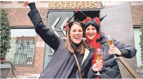  ?? RP-FOTO: ARNE LIEB ?? Julia Brabeck (r.) und Nicole Kampe voller Erwartunge­n vor dem Rathaus: Da war die Stimmung noch sensatione­ll.