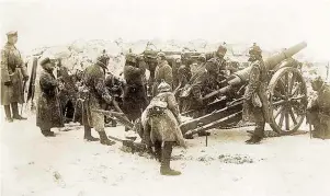  ??  ?? Der Winter 1917/ 18 war bereits der vierte Kriegswint­er des Ersten Weltkriegs – und kein Ende in Sicht.