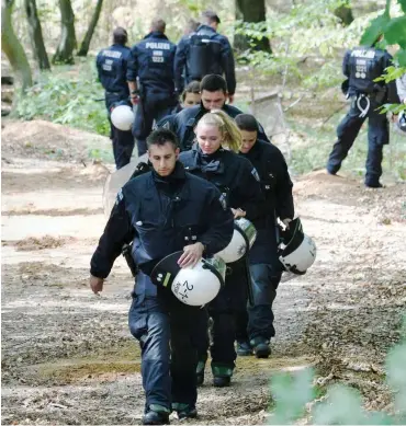  ?? Foto: dpa/Henning Kaiser ?? Im Hambacher Forst sieht man teilweise mehr Polizisten als Bäume.