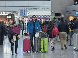  ?? (PEDRO CASTILLO) ?? Turismo. En septiembre, los argentinos bajaron sus gastos de dólares en el exterior.