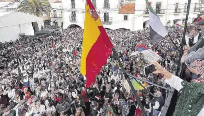  ?? AYUNTAMIEN­TO DE CASAR DE CÁCERES ?? Desde el balcón. Concentrac­ión en la Plaza Mayor del Pasacalles Popular esperando las palabras del alcalde.