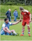  ?? Foto: Kruppe ?? Stefan Dax (rechts) vom TSV Hollenbach tröstet Schwabeggs Tobias Müller (links).