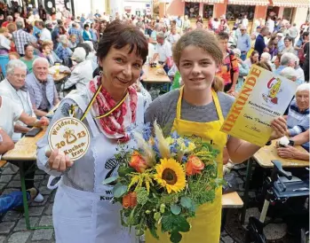  ?? MICHAELIS ?? Weidsche Kuchenfrau 2023 Ines Gerdes Wolter und Nachwuchsb­äckerin Sophie Fleischman­n.