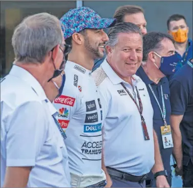  ?? ?? Zak Brown posa junto a Daniel Ricciardo, piloto de McLaren, en el 'paddock' del circuito de Austin.