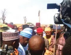  ??  ?? Governor Nasiru El-Rufai being briefed on the attack, in Gwaska