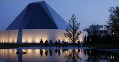  ?? MARTA IWANEK PHOTOS/TORONTO STAR ?? Aga Khan Park features abundant benches, some positioned for private conversati­ons, others for communal gathering.