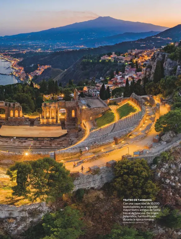  ?? ANTONINO BARTUCCIO / FOTOTECA 9X12 ?? TEATRO DE TAORMINA
Con una capacidad de 10.000 espectador­es, es el segundo mayor teatro antiguo de Sicilia tras el de Siracusa. De origen helenístic­o, fue modificado durante la época romana.