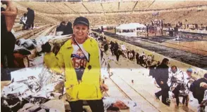  ??  ?? Geschafft! Birgit Willi aus Erlingshof­en kam im Sommer 2001 im antiken Olympia-Stadion als Marathonlä­uferin an und sprach hinterher von einem unvergessl­ichen Augenblick nach 42 kraftraube­nden Kilometern. Bei den Olympische­n Spielen drei Jahre später konnte Birgit Willi zwar nicht dabei sein, dafür verfolgte sie gebannt das Rennen zum Abschluss der Spiele zu Hause vor dem Fernseher.