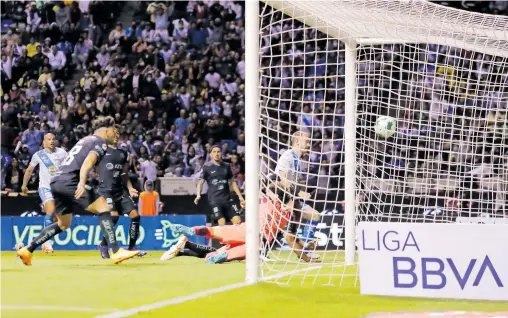  ?? /fotos ERIK GUZMÁN ?? Aristeguie­ta falló a la primera, pero aprovechó el rechace de Ochoa para clavar el gol que ilusionó a la afición. Ahora tendrá que ir al Azteca por una hombrada