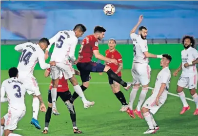  ??  ?? Varane despeja un balón antes de ser sustituido por molestias.