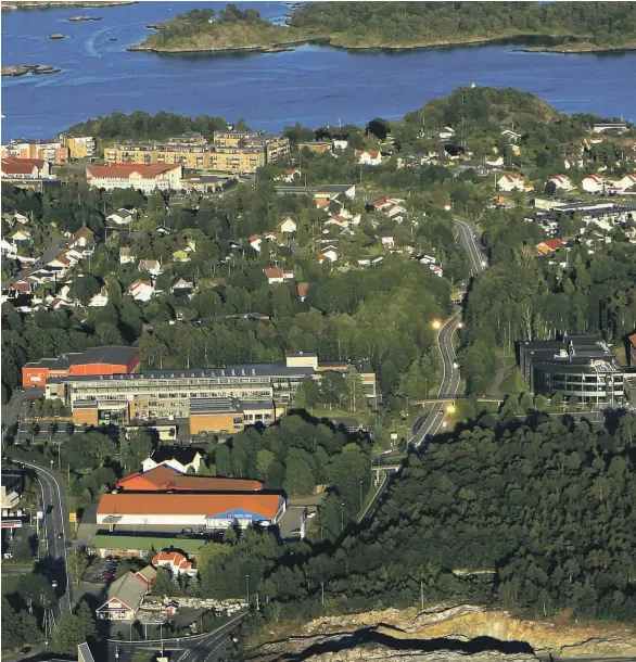  ??  ?? UTDANNINGS­SENTRUM: I skogen sentralt på bildet kan en ny fagskole for hele Sørlandet stå klar høsten 2020. Man vil da ha Dahlske og UiA like i naerheten.