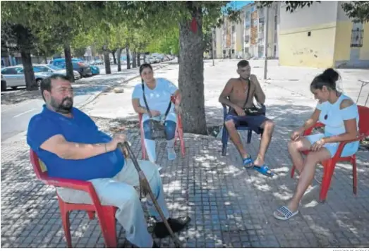  ?? JUAN CARLOS VÁZQUEZ ?? Cuatro personas pasan la mañana sentadas a la sombra de un árbol en las Tres Mil Viviendas.